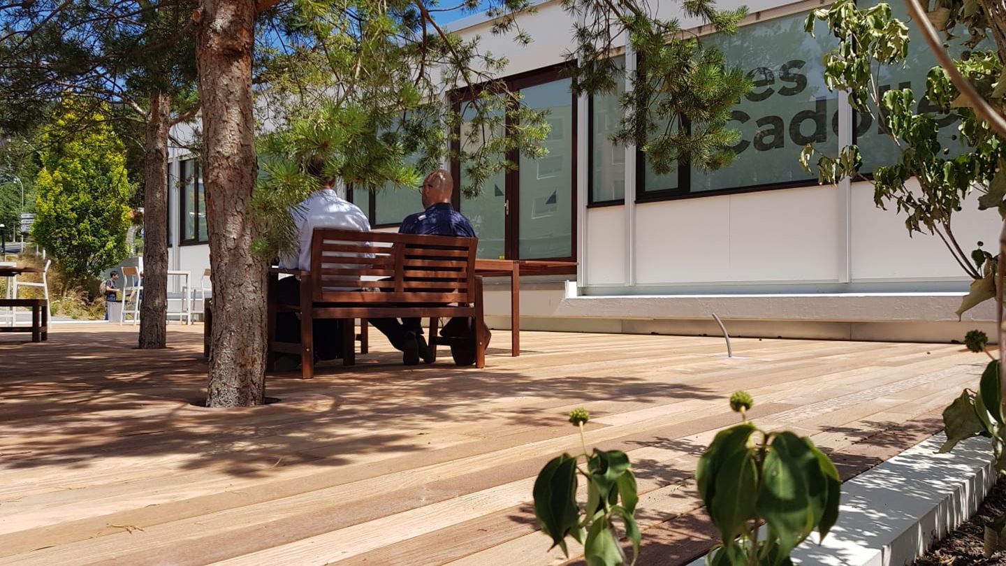 Neuchatel Les Cadolles Park vor Einkaufszentrum Neuchatel Les Cadolles Park vor Einkaufszentrum