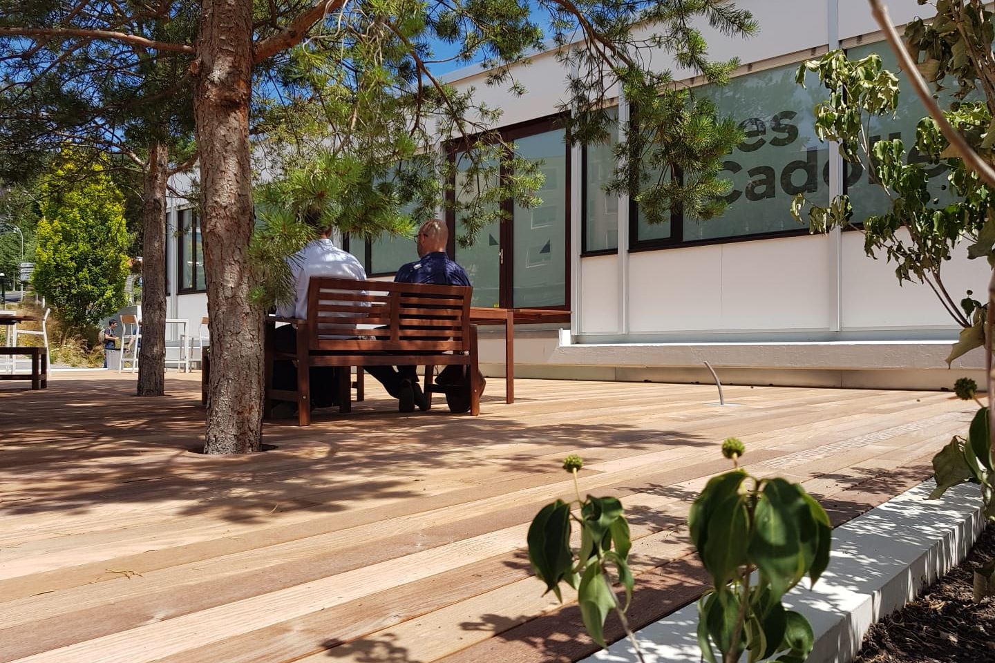 Neuchatel Les Cadolles Park vor Einkaufszentrum Neuchatel Les Cadolles Park vor Einkaufszentrum