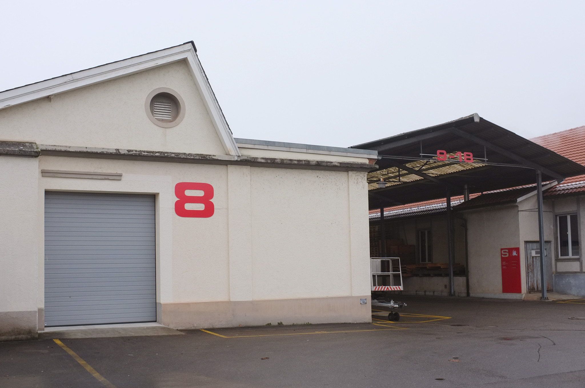 Aesch Gebaeude Aussenansicht2